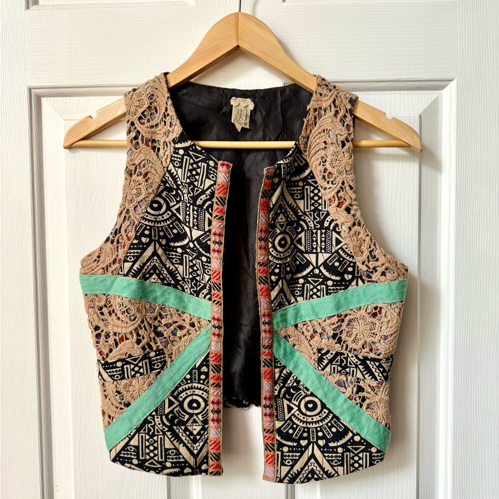 BKE Black and Cream Vest Bohemium Summer